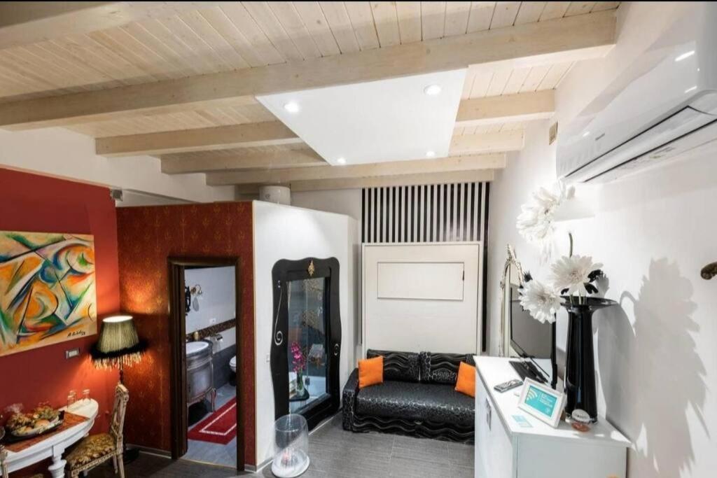 2 In The Historic Center Apartament Bari
